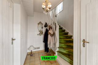 Deze te renoveren woning, gelegen in een rustige woonwijk in Oostkamp, is voorzien van alle wooncomfort. Naast een inpandige garage beschikt...