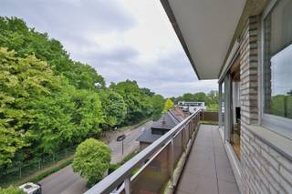 Op een uitstekende locatie in Mortsel, vinden we dit ruim en verzorgd 3-slpk hoekappartement met garagebox, 3 terrassen en een unieke parktuin!...