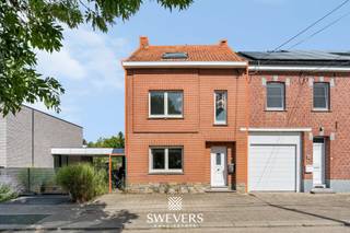 Voor meer info en foto’s, surf naar www.swevers.be – Deze ruime halfopen bebouwing in de Gotemstraat 62 te Borgloon combineert wooncomfort, ruimte en een rustige ligging tussen de velden. De woning werd gebouwd in 1958 en gerenoveerd in 2018, waarbij onder meer keuken en badkamer vernieuwd werden (2018-2019). Met een bewoonbare oppervlakte van 192 m² en drie volwaardige slaapkamers is dit een ideale gezinswoning met een praktische indeling.<br />Op het gelijkvloers leidt de inkomhal naar de leefruimtes. De woonkamer van 29 m² vormt het hart van de woning en biedt plaats voor een gezellige zithoek en ruime eettafel. Aansluitend bevindt zich de vernieuwde, functioneel ingerichte keuken van 8 m². Verder zijn er een lichtrijke veranda, een aparte wasplaats en een extra ruimte die perfect kan dienen als speelkamer, bureau of hobbyruimte.<br />Op de eerste verdieping bevinden zich twee slaapkamers van elk 14 m² en een vernieuwde badkamer. De tweede verdieping biedt een derde slaapkamer van 16 m², ideaal als master bedroom, en een zolder van 13 m² voor extra bergruimte.<br />Het perceel van 2a 2ca is noordelijk georiënteerd en geniet van een open, groene omgeving met veel privacy. Openbaar vervoer ligt op 210 m, winkels op 1,5 km, scholen op 2,5 km en de snelweg op 13,5 km. Een ruime woning met comfort en potentieel op een rustige locatie. Voor meer informatie, bel 011 255 155. Bron bewoonbare oppervlakte: EPC – verslag. Dit pand is onderworpen aan de renovatieverplichting van de Vlaamse overheid voor residentiële gebouwen (behoudens bij sloop binnen 5 jaar na de aankoop). Consulteer voor meer informatie de website van het Vlaams Energie- en Klimaatagentschap via https://www.vlaanderen.be/een-huis-of-appartement-kopen/renovatieverplichting-voor-residentiele-gebouwen.