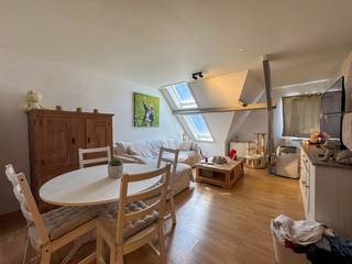Dit appartement is gelegen in de nabijheid van alle nodige voorzieningen zoals scholen, winkels, openbaar vervoer,... <br />en bestaat uit:<br /><br />KELDER:<br />Ruime private kelderberging.<br /><br />GELIJKVLOERS:<br />Gemeenschappelijke inkomhal en fietsenstalling.<br /><br />VERDIEP 3:<br />Leefruimte met zicht op de Grote Markt - open ingerichte keuken met dubbele spoelbak, koelkast, elektrische kookplaat en dampkap - slaapkamer - ingerichte badkamer met toilet, wastafel en instapdouche.<br /><br />ALGEMEEN:<br />- Schrijnwerk: PVC - dubbel beglazing.<br />- Zeer centrale ligging!<br />- Lift aanwezig in het gebouw!<br />- Gemeenschappelijke kosten: 25€/maand<br />- Vrij vanaf 01/10/2026.<br /><br />Meer info op www.vastgoedvanoverschelde.be