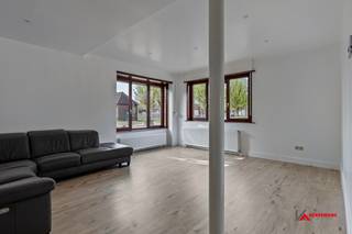 Deze gerenoveerde woning beschikt op het gelijkvloers over een woonkamer, een apart toilet en een (niet ingerichte) keuken.  Op de eerste...