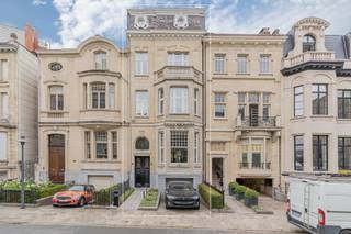 <p>Located in the <strong>highly sought-after and prestigious Markgrave district</strong>, this beautiful and exceptionally bright townhouse combines <strong>timeless character with contemporary comfort</strong>. The property has been fully renovated with great respect for its original features and finished with high-quality, durable materials.</p>
<p>The elegant marble entrance hall leads to a generous living floor comprising <strong>three interconnected reception rooms</strong>, featuring high ceilings, beautiful parquet flooring and authentic marble fireplaces. At the rear of the house, a modern fully equipped kitchen opens onto a <strong>15 m² terrace and a lovely private garden</strong>, surrounded by mature trees that provide a wonderful sense of peace and privacy.</p>
<p>The property offers <strong>four spacious bedrooms and several bathrooms</strong>. The garden-facing bedroom benefits from its own terrace and en-suite bathroom. The top floor is arranged as a <strong>fully equipped studio</strong> with kitchen, sleeping area and bathroom, making it ideal as a guest suite, home office or additional living space.</p>
<p>Particular attention has been paid to the renovation and finishing, with beautifully restored original details, elegant paintwork, parquet floors, high ceilings and refined touches including <strong>gold-leaf detailing</strong>.</p>
<p>A major advantage is the <strong>exceptionally spacious underground parking area of approximately 64 m²</strong>, complemented by parking directly in front of the property. Air conditioning is installed on the second and third floors.</p>
<p><strong>A rare opportunity to acquire a characterful townhouse with a private garden and generous parking in one of Antwerp’s most desirable residential neighbourhoods — combining elegance, space, privacy and modern comfort.</strong></p>