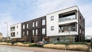 <h3><span><br />Unique</span><span>Opportunity: Top Commercial Location in the Heart of Itegem</span></h3><p><span>Are you looking for a smart investment or a perfect location for your office, practice or commercial business? This move-in ready </span><span>95 m²</span><span>commercial space </span><span> combines </span><span>visibility, accessibility and versatility</span><span> ideal for entrepreneurs and investors alike!</span></p><p><span>Located in the bustling center of </span><span>cozy Itegem</span><span>, this ground floor unit offers everything you need for a professional appearance and optimal returns.</span></p><h4><span>Benefits in a row:</span></h4><ul><li><span>Spacious area of 95 m²</span><span> with a ceiling height of 2.80 m</span></li><li><span>2 private parking spaces</span><span> included</span></li><li><span>Air conditioning</span><span> for optimal comfort</span></li><li><span>Front and side garden</span><span> for extra radiance and tranquility</span></li><li><span>Fitted kitchen</span><span>, separate WC and practical storage room</span></li><li><span>Flexible use: ideal as office, practice or commercial space</span></li></ul><p><span>This location is not only perfect for personal use, but also constitutes a </span><span>secure and safe yield property</span><span> thanks to its convenient location and wide applicability.</span></p><p><span>Interested?</span><span><br />For more info or a no-obligation viewing, contact:<br />Ronny</span><span>Storms<br />0487/66</span><span> 33 60<br />ronnystorms@janssenenjanssen.be</span></p><p><span> </span></p>