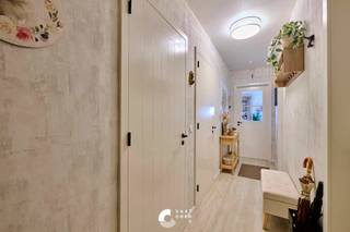 Centrum gelegen appartement met groot terras, staanplaats, berging en een hoogwaardige afwerking.<br /><br />Dit 2 slaapkamer appartement is gelegen in het hartje van Hechtel. Aan de Kamperbaan in Hechtel woon je op een praktische uitvalsbasis, met vlotte verbindingen naar de omliggende gemeenten. Via de Noord-Zuidverbinding bereik je eenvoudig Pelt en Lommel en reis je verder richting de Nederlandse grens en Eindhoven. Een aantrekkelijke ligging voor wie regelmatig in Nederland werkt, winkelt of op bezoek gaat.<br /><br />Ook voor ontspanning hoef je niet ver te gaan. De groene omgeving van Hechtel-Eksel biedt tal van mogelijkheden om te wandelen en te fietsen. Zo combineer je het gemak van een centrale ligging met de mogelijkheid om dichtbij huis tot rust te komen.<br /><br />De indeling is als volgt;<br /><br />GELIJKVLOERS:<br />- Inkomhal<br />- Slaapkamer 1 <br />- Slaapkamer 2 <br />- Toilet <br />- Badkamer<br />- Keuken<br />- Berging<br />- Living <br /><br />BUITEN:<br />- Veranda (met schuiframen)<br />- Tuin<br /><br />TROEVEN:<br />Gelijkvloers<br />Staanplaats ondergronds<br />Berging <br />Groot terras met veranda<br />Hoogwaardige afweking <br />EPC A<br />Doordachte ingedeelde ruimtes