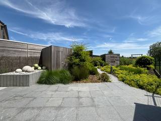 Algemeen<br />Welkom in deze gezellige woning in de Mandellaan te Meulebeke. De ligging combineert rust met een landelijk uitzicht achteraan wat meteen één van dé troeven van deze woning is. Binnen enkele minuten sta je met de wagen in het centrum van Meulebeke waar zich tal van voorzieningen bevinden zoals scholen, winkels, supermarkten en horeca.<br />De woning werd gebouwd in 2006 en doorheen de jaren verder geoptimaliseerd. Zo werd in de leefruimte een stijlvolle parketvloer geplaatst die zorgt voor een warme en tijdloze uitstraling. Daarnaast werden in de inkomhal, leefruimte en hoofdslaapkamer maatkasten voorzien, wat bijdraagt aan zowel het praktische comfort als de nette afwerking van de woning.<br /><br />Indeling<br />Via de inkomhal, uitgerust met een praktische maatkast, krijg je toegang tot het gastentoilet en de leefruimte. Deze lichtrijke leefruimte beschikt over een kwalitatieve kastenwand waarin de televisie mooi geïntegreerd kan worden. Dankzij het grote schuifraam vloeien binnen- en buitenruimte naadloos in elkaar over en geniet je vanuit de leefruimte van een aangenaam zicht op de tuin.<br /><br />De keuken bevindt zich vooraan in de woning en staat in direct contact met de leefruimte. Deze is voorzien van alle hedendaagse toestellen zoals een vaatwas, ingebouwde koelkast met vriesvak.<br /><br />Op de eerste verdieping bevinden zich drie slaapkamers, afgewerkt met een onderhoudsvriendelijke laminaatvloer. De badkamer werd in 2021 vernieuwd en beschikt over een moderne inloopdouche en een stijlvol lavabomeubel. Op deze verdieping zijn eveneens een apart toilet en een praktische wasberging aanwezig.<br /><br />De tweede verdieping is bereikbaar via een uitschuifbare trap. Deze ruimte werd volledig afgewerkt met OSB-platen en ingericht als extra slaapkamer.<br /><br />Ook buiten werd volop ingezet op comfort. In de tuin bevinden zich twee bijgebouwen: een praktische tuinberging en een tweede ruimte waarin momenteel een infraroodcabine is ondergebracht, die desgewenst kan blijven staan. Dankzij het halfopen karakter van de woning is er een handige zijdoorgang naar de voortuin. Bovendien is er voldoende plaats voorzien om een wagen te parkeren.<br /><br />Met twee terrassen geniet je op elk moment van de dag van een zonnig plekje en van het mooie landelijke uitzicht.<br /><br />Varia<br />Het grootste gedeelte van de woning werd geschilderd in neutrale kleuren. Je bent dus meteen gesetteld eens jouw meubelen zijn verhuisd. Verder werd ook gedacht aan energetische renovaties door het plaatsen van 12 zonnepanelen. Zo werd een energiezuinige woning met EPC-label B bekomen.<br /><br />Troeven<br />* Instapklaar<br />* Inbouwkasten bieden praktisch comfort<br />* Aangelegde tuin met landelijk zicht<br />* Energiezuinig<br /><br />Wens je de troeven van deze charmante woning zelf te ontdekken? Neem dan contact op met Mathieu en plan jouw bezoek in!<br /><br />T: 0479 63 53 01<br />M: mathieu@gentill.be