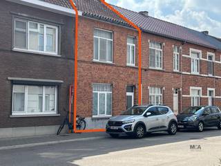 Ontdek deze charmante en gezellige rijwoning met een uitstekende ligging!De woning wordt verkocht met een lopend huurcontract, dat door de nieuwe...