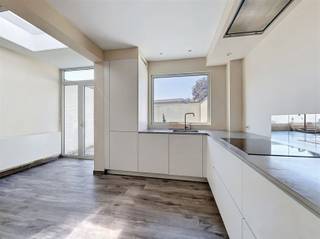 <p><span>Karaktervolle stadswoning met 4 slaapkamers en stadstuin.</span></p><p><span>Deze charmante gesloten bebouwing combineert karakter, ruimte en hedendaags wooncomfort op een uitstekende locatie in Sint-Niklaas. De woning valt meteen op door haar karaktervolle gevel en verwelkomt u via een inkomhal met apart gastentoilet. Op het gelijkvloers bevindt zich tevens een praktische bureauruimte, ideaal voor thuiswerk of als hobbykamer. Verder komt u in de lichtrijke woonkamer die naadloos overgaat in een moderne, open ingerichte keuken, waardoor een aangename leefruimte ontstaat voor het hele gezin. Vanuit de leefruimte heeft u toegang tot de gezellige stadstuin, waar u in alle rust kan genieten van het buitenleven.</span></p><p><span>Op de eerste verdieping bevinden zich twee ruime slaapkamers en een verzorgde badkamer uitgerust met een douche, ligbad en een lavabomeubel met lavabo. Daarnaast is er plaats voorzien voor een wasmachine en droogkast en beschikt deze verdieping over een afzonderlijk toilet.</span></p><p><span>De tweede verdieping telt nog twee bijkomende slaapkamers en een handige bergkast, waardoor deze woning in totaal over vier volwaardige slaapkamers beschikt. Via een vaste trap bereikt u bovendien de zolderverdieping, die extra opslagmogelijkheden biedt.</span></p><p><span>De woning wordt verwarmd op aardgas, beschikt over een conforme elektrische installatie en behaalt een gunstig EPC, wat bijdraagt aan een energiezuinig wooncomfort.</span></p><p><span>De ligging vormt een absolute troef: centraal gelegen nabij winkels, scholen, openbaar vervoer en het stadscentrum van Sint-Niklaas, met een vlotte verbinding naar belangrijke invalswegen en omliggende gemeenten.</span></p><p><span>Mis deze kans niet! Voor meer informatie of een bezoek, contacteer ons vandaag nog via 03 500 05 40.</span></p>