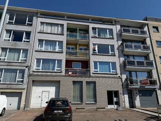 Dit appartement is gelegen op de tweede verdieping van een verzorgd en centraal gelegen gebouw zonder lift. Indeling: een ruime inkomhal met een...