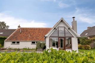 <p>Op een prachtige, landelijke locatie in Aalter en tegelijk vlot bereikbaar via de belangrijkste uitvalswegen, vindt u deze charmante woning met veel karakter en potentieel.</p><p>Een zeldzame combinatie van rust en bereikbaarheid, op een mooi perceel van maar liefst 1.112 m².</p><p>De woning zelf ademt authenticiteit en charme, en biedt volop renovatiepotentieel voor wie zijn of haar droomhuis op maat wil creëren. Het handige bijgebouw zorgt voor extra opslag- of gebruiksruimte, ideaal voor hobby, opslag of als atelier.</p><p>Het perceel is gunstig georiënteerd, wat zorgt voor een aangename lichtinval doorheen de dag.</p><p>Een woning met karakter, ruimte en toekomstpotentieel — op een plek waar landelijke rust en bereikbaarheid elkaar ontmoeten.</p><p>Troeven op een rij:<br />• Mooi perceel van 1.112 m²<br />• Landelijke ligging, vlot bereikbaar via de uitvalswegen<br />• Charmante woning met authentieke uitstraling<br />• Interessant renovatie- en toekomstpotentieel<br />• Praktisch bijgebouw, geschikt als berging, hobbyruimte of atelier<br />• Gunstige oriëntatie en aangename buitenruimte</p><p>Contacteer ons voor een bezoek. Simon +32 499 99 49 17 of simon@heritagevastgoed.be</p><p>Praktische info:<br />• EPC label F | 762 kWh/m² jaar – renovatieverplichting<br />• Stedenbouwkundige inlichtingen: Vg | WgLk | Gmo | Gvkr | Vv<br />• Overstromingsgevoeligheid: Perceelscore D, Gebouwscore C<br />• De bovenvermelde bewoonbare oppervlakte betreft de bruto oppervlakte zoals vermeld in het EPC-attest.</p>