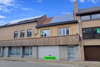 Binnen de ring van Poperinge, op fietsafstand van grootwarenhuizen, scholen en andere voorzieningen, bevindt zich deze gerenoveerde woning. De...