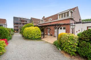 [[ DIT PAND NEEMT DEEL AAN DE ERA OPEN HUIZEN DAG OP 13/6 VAN 17:30 TOT 18:30 ]]
<p>Te koop: woning in de Warandestraat, Temse, op een toplocatie nabij water en openbaar vervoer.</p>

<p>Deze woning uit 1957 biedt enorm veel potentieel voor wie op zoek is naar een thuis met karakter en ruimte. De grote, prachtige tuin vormt een unieke troef voor liefhebbers van buitenleven. Gelegen op een toplocatie aan de rand van het water en in een rustige omgeving, combineert deze woning privacy met bereikbaarheid. Dankzij de ruime indeling en de verschillende functionele ruimtes kan je de woning naar eigen smaak moderniseren.</p>

<p>Belangrijkste ruimtes:<br />• Living (26 m²) met veel lichtinval<br />• Eetkamer (13 m²) aansluitend op de keuken<br />• Keuken (10 m²) volledig ingebouwd met ingemaakte kasten<br />• Veranda (15 m²)<br />• 3 slaapkamers (15 m², 19 m², 12 m²)<br />• Dressing (10 m²)<br />• Badkamer (5 m²) met ligbad en wastafel in meubel<br />• Garage (27 m²)<br />• Bergingen (8 m² en 16 m²) inclusief technische ruimte<br />• Kelder</p>

<p>Troeven:<br />• Enorm mooie tuin met grote oppervlakte<br />• Woning met enorm veel potentieel<br />• Gelegen op een toplocatie nabij water en openbaar vervoer</p>

<p>Neem vandaag nog contact op met je ERA-makelaar voor een bezoek. JOUW DROOMHUIS. ZO GEVONDEN!</p>