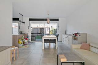 Zeer gunstig en rustig gelegen woning in een straat zonder doorgaand verkeer!  Dit huis bevindt zich in een <strong><em>groene woonomgeving</em></strong>, met tal van fiets- en wandelmogelijkheden.  Tevens liggen verschillende scholen en de Proxy Delhaize op wandelafstand, wat bijdraagt tot een aangenaam leefcomfort voor uw gezin.  Het station Sauvegarde en de oprit van de A12 Antwerpen-Brussel zijn vlakbij gelegen, ideaal voor woon-werkverkeer!   Er is ruim parkeergelegenheid in de omgeving en in de eigen inpandige garage die voorzien is van aansluiting wasmachine en droogkast.<br /><br />Dit recente eigendom werd in<em><strong> 2022</strong></em> gebouwd.  Het is volledig asbestvrij, de keuring van de elektriciteit is <strong><em>conform</em></strong> en het EPC heeft een zeer goede score<em> <strong>Label A</strong></em><strong> (<em>E-peil: 19</em></strong> - BEN-norm).  Ventilatie type D, septische put &amp; regenwaterput met een inhoud van 5000L (met connectie op het toilet en buitenkraan) zijn aanwezig.  Verder zijn er ook 10 zonnepanelen &amp; vloerverwarming.  Deze woning voldoet volledig aan het hedendaagse comfort, werd steeds goed onderhouden en is volledig instapklaar!<br /><br />Op het<strong><em> GLVL</em></strong> komt u via de inkomhall met een apart gastentoilet in de woonkamer en een open ingerichte moderne keuken met kookeiland.<br />Op het <em><strong>1e VERDIEP</strong></em> bevinden zich een nachthall, een apart toilet, een badkamer met zowel ligbad als inloopdouche, een aparte handige berging en 3 slaapkamers.  <br />Op het <em><strong>2e VERDIEP </strong></em>is er een verder af te werken ruime zolderkamer op chape, die mogelijks ingericht kan worden als 4e slaapkamer.  <br />De tuin is noord-oost gericht en aangelegd met gras, een tuinberging met een overdekt terras, en een open terras met verlichting. <br /><br />Kortom, bent u op zoek naar een recente woning die centraal en tevens rustig gelegen is?  Contacteer ons zeker snel via 03 459 99 99 of info@leximmo.be voor een afspraak ter plaatse!