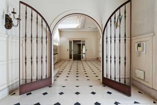 Projet de rénovation : Villa majestueuse sur un domaine exceptionnel de 4,2 hectares à Hove - avec une deuxième maison, une piscine, un court de tennis et un parc.<br /><br />Au cœur de Hove, discrètement situé le long de la Mechelsesteenweg, un domaine rare et prestigieux de 42 358 m² attend son nouveau propriétaire. Cette propriété exclusive combine espace, nature et des possibilités de développement / rénovation uniques - idéale pour ceux qui rêvent en grand.<br /><br />Maison principale - villa (construite en 1956, superficie habitable ± 523 m²)<br /><br />La villa dégage une grandeur et offre une disposition généreuse comprenant notamment :<br />* Un hall d'entrée impressionnant avec un escalier imposant<br />* Un espace de vie très spacieux avec vue sur le parc<br />* Plusieurs chambres à coucher et espaces de bureau<br />* Salle de bain authentique de style rétro<br />* Grand potentiel de rénovation ou réaménagement<br />* Grenier et sous-sol complet<br /><br />Dépendance / Deuxième maison :<br />Sur le domaine se trouve une deuxième maison (construite entre 1900 et 1918) avec un accès séparé, un garage et plusieurs pièces - parfait comme logement d'invités, maison de soins ou espace de pratique.<br /><br />Atouts uniques sur le domaine :<br />Piscine privée (240 m²) avec orientation sud-ouest<br />Court de tennis et emplacement cadastré pour une serre<br />Vaste paysage de parc avec des arbres matures et des sentiers de promenade<br /><br />Emplacement :<br />Le domaine bénéficie d'un emplacement stratégique avec un excellent accès vers Anvers, Lierre et Bruxelles, tout en étant entièrement entouré de verdure. À quelques minutes du centre de Hove et de Boechout, des transports en commun et des écoles.<br /><br />Une offre rare pour ceux qui recherchent un domaine privé avec une âme historique, une allure exclusive et de nombreuses possibilités.