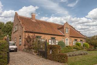 <p>Op zoek naar een authentieke woning met karakter en een verhaal?<br /><br />Welkom in deze charmante en ruime woning, waar ruimte, rust en authenticiteit hand in hand gaan. Met maar liefst 6 slaapkamers biedt deze woning tal van mogelijkheden voor een groot gezin, thuiswerkers, hobbyisten of wie graag extra ruimte heeft voor familie en gasten.<br /><br />De royale leefruimtes zorgen voor een aangenaam en comfortabel woongevoel, terwijl de grote tuin een heerlijke plek vormt om tot rust te komen.<br />Achteraan geniet je van veel privacy, groen en een stukje bos, waardoor je hier volop kunt genieten van het buitenleven.<br /><br />Ook praktisch heeft deze woning heel wat te bieden. De ruime, functionele kelder met achteringang biedt extra bergruimte en mogelijkheden. <br /><br />De authentieke elementen, waaronder de parketvloer en persoonlijke details, geven de woning een warme en eigenzinnige uitstraling. De mooi aangelegde oprit biedt bovendien ruime parkeergelegenheid voor meerdere wagens.<br /><br /><u><strong>Troeven:</strong></u><br />+ 6 slaapkamers en tal van gebruiksmogelijkheden;<br />+ Royale leefruimtes;<br />+ Grote, rustige tuin met bos en veel privacy;<br />+ Functionele kelder met handige achteringang;<br />+ Authentieke uitstraling en karaktervolle details;<br /> +Mooie parketvloer;<br />+ Verzorgde oprit met parkeergelegenheid voor meerdere wagens;<br />+ Gunstige ligging;<br />+ Extra potentieel dankzij de mogelijkheid om een tweede badkamer te realiseren.<br /><br />Een woning met ruimte, karakter én potentieel — absoluut het ontdekken waard!<br /><br />Bekijk de virtuele grondplannen via www.wijns.be op de detailpagina.<br />Info / afspraak: 0473 33 33 34 | valerie@wijns.be</p>