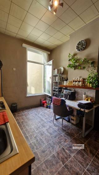 <p><span>Zeer gunstig gelegen triplex-appartement met vier slaapkamers.</span></p><p><span> </span></p><p><span>Het appartement is gelegen op de eerste, tweede en derde verdieping en heeft op de tussenverdieping een ruime badkamer.</span></p><p><span>Op de eerste verdieping is er een leefruimte met open keuken.</span></p><p><span>Op de tweede en derde verdieping zijn er telkens twee slaapkamers.</span></p><p><span>Overal dubbel beglazing. Centrale verwarming op gas.</span></p><p><span>Beschikbaar van 1 september.</span></p>