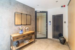 Zéér ruim, recent en energiezuinig loft-appartement met 2 slaapkamers en groot zongericht overdekt terras, in het centrum van Halle op...