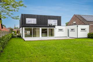 <strong>Volledig gerenoveerde ruime gezinswoning met 6 slaapkamers en 4 badkamers, tuin en garage. Zeer gunstige en rustige ligging in een doodlopende straat in het grensdorp Meerle. Opritten snelwegen Breda-Antwerpen-Eindhoven-Rotterdam op 5 km.<br />INDELING :<br />Gelijkvloers :<br />Inkomhal : </strong>14,00 m² : trap naar de verdieping, gastentoilet.<br /><strong>Woonkamer : </strong>36,70 m² : tegelvloer<br /><strong>Eethoek :</strong> 17,50 m² : met toegang tot het terras en de tuin<br /><strong>Keuken :</strong> 40,00 m²<br /><strong>Slaapkamer 1 : </strong>15,00 m²<br /><strong>Slaapkamer 2 : </strong>11,00 m²<br /><strong>Badkamer :</strong> met inloopdouche, wastafel.<br /><strong>Garage : </strong>25,00 m²<br /><strong>Verdieping<br /></strong><strong>Nachthal met </strong><strong>Toilet<br />Slaapkamer 3 : </strong>met <strong>badkamer 2 : </strong>met inloopdouche en wastafel.<br /><strong>Slaapkamer 4 </strong><br /><strong>Slaapkamer 5 : </strong>met <strong>badkamer 3 : </strong>met inloopdouche en wastafel.<br /><strong>Slaapkamer 6 : </strong>met <strong>badkamer 4 </strong><strong>:</strong> met dubbele wastafel, ligbad en inloopdouche.<strong><br /></strong>