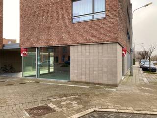 Deze nieuwbouw kantoorruimte van ongeveer 130 m² biedt een moderne en professionele omgeving voor wie op zoek is naar een kwaliteitsvolle plek om een zaak te starten of uit te bouwen. Door de gunstige ligging geniet je van een vlotte bereikbaarheid, zowel voor klanten als voor medewerkers. De site ligt in een omgeving waar heel wat beweging is, wat extra zichtbaarheid en passage met zich meebrengt.<br />Het pand wordt afgewerkt verhuurd. In deze inrichting is voorzien: kleine keuken, toilet, stopcontacten &amp; verlichting vloerverwarming met vinylvloer en volledig afgewerkt en opgeschilderd.<br />De grote ramen zorgen voor veel natuurlijke lichtinval, wat bijdraagt aan een aangename en professionele uitstraling. Dankzij de open indeling kan je bovendien gemakkelijk verschillende zones creëren, zoals een ontvangstruimte, open workspace, vergaderplek of stockageruimte.<br />Ben je op zoek naar bedrijfsvastgoed in Kortrijk waar je jouw plannen flexibel kan vormgeven? Neem gerust contact met ons op voor meer info of een bezoek. We helpen je met plezier verder!<br />https://www.kortrijk.be/onderneeminkortrijk/aantrekkingspremie-kortrijk