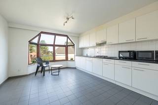 <p><strong>Energiezuinig appartement met o.a. 3 slpk en 2 aparte garageboxen. Op slechts 350m van centrum Beerse met alle faciliteiten vlakbij met vlotte verbinding naar E34. EPC: B-label (186 kWh/m²). Gemeenschappelijke kosten: 20,00 EUR (forfait). Beschikbaar vanaf 01/09/2026.</strong></p>
<p><strong>Ligging: </strong>Op slechts 350m van hartje Beerse met alle faciliteiten op wandelafstand. Vlotte verbinding naar E34 en nabijgelegen dorpen/stad. Kleinschalig gebouw van 4 units. Leefruimte op de westkant.<strong> <br /><br />Indeling: +2: </strong>inkomhal met vestiairehoek, leefruimte, keuken, berging, wasplaats, toilet, 3 slaapkamers, badkamer.<strong> Buiten: </strong>2 aparte garageboxen. <br /><br /><strong>Beschrijving: </strong>De traphal brengt je tot in de private inkomhal. Vooraan beschikt het appartement over een grote leefruimte met veel lichtinval en de avondzon. Naastgelegen bevindt zich de ruime keuken met groot raamkapel waar er ook nog ruimte is voor een extra eettafel. Aansluitend bevindt zich de berging. Verder geeft de hal nog toegang tot de wasplaats/berging, een apart gastentoilet en 3 ruime slaapkamers van respectievelijk 14, 9 en 9 m². Ten slotte beschik je nog over een ruime badkamer met bad, douche en dubbele lavabo. Achteraan beschik je over 2 over elkaar gelegen aparte garageboxen.<br /><strong><br />EPC: B-label (186 kWh/m²). Gemeenschappelijke kosten: 20,00 EUR (forfait). Beschikbaar vanaf 01/09/2026.<br /></strong></p>