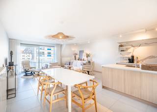 PRACHTIG duplex-appartement met VIER slaapkamers en DUBBELE garage te koop in hartje Koksijde !Dit unieke pand is gelegen op de 3de en 4de verdieping...