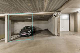 Gunstig en centraal gelegen autostaanplaats P17 in een ondergrondse parking met plaats voor 1 wagen. Beschikbaar bij notariële akte.