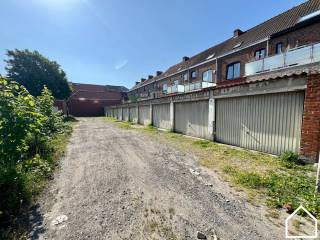 Ruime stadswoning met 3 tot 5 slaapkamers en koer<br />Bekijk zeker ook eens de vastgoedvideo via https://bit.ly/459aQfh<br />Er is mogelijkheid om een garage te huren achter de woning tegen 70€/maand.
 
Indeling:<br />Glv: inkomhal (8m²) - living (40.50m²) - keuken met kookplaat op aardgas, vaatwas en inox wasbak (11.50m²) - badkamer met douchecel, enkel lavabomeubel en toilet (6.10m²) - stadskoer (22.70m²)<br />Verdieping 1: 3 slaapkamers (15m² - 14m² - 11m²)<br />Verdieping 2: geïsoleerde zolder bereikbaar via vaste trap met mogelijkheid tot 2 extra slaapkamers (45.70m²)<br />Verdieping -1: kelder (22m²)<br />Extra: overal hoogtendementsbeglazing - geen renovatieverplichting<br />