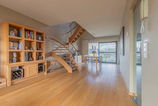 <br />HAALTERT - Rustig gelegen, ruim en lichtrijk duplex appartement <br /><br />Dankzij de centrale, maar toch rustige ligging geniet u van een vlotte bereikbaarheid naar winkels, scholen, openbaar vervoer en belangrijke invalswegen. <br /><br />Naar indeling toe beschikt deze topper over een inkomhal, een gastentoilet, een lichtrijke woonkamer, een volledig geïnstalleerde keuken en een berging.<br />Op de verdieping bevinden zich 2 zeer ruime slaapkamers, de badkamer, een tweede toilet en een dressing.<br />Aan de achterkant bevindt zich het terras.<br />Bovendien beschikt het appartement over een ruime garage, deze is bij aan te kopen voor € 25.000.<br /><br />Naar comfort toe beschikt het pand over vloerverwarming in woonkamer/keuken en radiatoren op de verdieping, dubbele beglazing, conforme elektrische installaties, regenwaterput 5000L voor de gemene delen<br /><br />Extra troeven: stijlvolle parketvloer, zeer kwalitatieve keukenafwerking met nieuwe vaatwasmachine, grootte van de slaapkamers ( 16 en 17m²), kleinschalige residentie, geen syndicus en beperkte gemeenschappelijke kosten (50€/maand)<br /><br />Bent u op zoek naar een ruim, instapklaar appartement met de allure van een woning? Aarzel niet en boek dan snel uw bezoek: 053/60.65.60<br /><br />De vermelde prijs is een richtprijs. Na ontvangst van de biedingen zal de verkoper beslissen of hij/zij de eigendom verkoopt aan het beste bod. De richtprijs is aldus niet bindend voor de verkoper.
