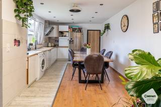 Deze ruime en veelzijdige halfopen woning op TOPLOCATIE combineert comfortabel wonen met de mogelijkheid om een vrij beroep aan huis uit te...