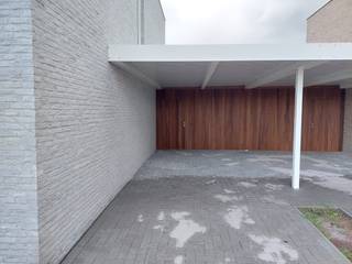 Lot 109 is een halfopen bebouwing op een grondoppervlakte van 230 m² en met een totale bewoonbare oppervlakte van 143 m². Deze woning staat ruwbouw-winddicht momenteel en kan tamelijk snel instapklaar gemaakt worden. Moderne bouwstijl : 2 bouwlagen met plat dak. <strong>GELIJKVLOERS </strong>: inkom, wc, ruime living, open keuken met eiland, berging. Oprit, carport en tuinberging inbegrepen. Mooie tuin. <strong>EERSTE VERDIEPING</strong>: 1 grote slaapkamer voor de ouders met mogelijkheid tot dressing, 2 kinderkamers, ingerichte badkamer met inloopdouche, ligbad, badkamermeubel met dubbele lavabo, aparte wc en technische ruimte. Deze woning wordt volledig afgewerkt aangeboden met ingerichte keuken en badkamer, bevloering en vloerverwarming. Energieneutrale woning (E -11) dankzij doorgedreven isolatiepakket, ventilatiesysteem D, ruim pakket zonnepanelen en warmtepomp. Dit betekent niet enkel grote besparingen op je energiefactuur, maar ook 5 jaar geen onroerende voorheffing én betere voorwaarden voor je lening. Deze woning wordt gebouwd in een nieuw woonproject in het centrum van Sijsele, meer bepaald naast het woonzorgcentrum De Stek. Rustig gelegen en veel groene ruimte aanwezig. Doodlopend straatje. Goeie mobiliteit met winkels, scholen en ontspanningsmogelijkheden vlakbij. <br /><br />Prijs excl. btw en kosten. Voor meer informatie bel 09 280 60 60 of mail naar info@durabrik.be<br />Download de brochure op https://durabrik.immo/sijsele-nieuwe-weg.<br /><br />* Afbeeldingen en oppervlaktes zijn indicatief.