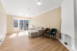 <p><strong>Instapklaar gerenoveerd 1-slaapkamerappartement op toplocatie nabij strand</strong></p><p>Op slechts 3 minuten wandelen van het strand(!) en vlakbij het centrum van <span>Oostende</span> bevindt zich dit verzorgd appartement.</p><p>Het appartement bevindt zich op de 6de en laatste verdieping (met lift), u zit dus rustig boven alles.</p><p>Het appartement beschikt over een lichtrijke slaapkamer met open uitzicht (zelfs een grote glimp van de zee!) met tof balkon en voldoende berging, ruime leefruimte en praktische keuken met connectie naar de woonkamer, mooie houten vloeren en kwalitatieve ramen (EPC B). Verder is er een badkamer met douche in bad, veel kastruimte in de inkomhal en een ruime kelderberging.</p><p>Gelegen in een verzorgd gebouw op een centrale ligging.</p><p><strong>Ideaal als investering of tweede verblijf.</strong></p><p><strong>Meer info of een bezoek? </strong><br />karel@roetsvastgoed.be<br />0470342025</p>