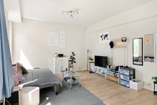<p>Dit appartement bevindt zich in de befaamde Sint-Andrieswijk, in het gegeerde hart van Antwerpen. Gelegen in een kleinschalig appartementsgebouw, tussen de Grote Markt, het prachtige Koninklijk Museum voor Schone Kunsten, tal van trendy hotspots en culturele trekpleisters, vind je hier de ideale uitvalsbasis om ten volle te genieten van het bruisende stadsleven.<br /><br />Op de tweede verdieping ontdekken we deze lichtrijke woning, waar de inkomhal je verwelkomt en begeleidt naar de zonnige leefruimte. Meteen valt het open en ruimtelijke gevoel op, dankzij de royale raampartijen die zich over de volledige breedte van het appartement uitstrekken. Aansluitend bevindt zich de mooie, moderne keuken, die praktisch werd ingericht en uitgerust is met onder meer een elektrische kookplaat, spoelbak en dampkap.<br /><br />Verder beschikt het appartement over twee comfortabele slaapkamers (16 m² en 8,60 m²) en een verzorgde badkamer. Deze werd uitgerust met een douche, een lavabo in meubel, een toilet en een handdoekradiator. Kortom, de ideale investering of een perfecte uitvalsbasis om optimaal van de stad te genieten.<br /><br /><strong>Maandelijkse kosten</strong> € 100,00<br /><strong>Momenteel verhuurd</strong> à € 750,00/maand wat zorgt voor € 9.000,00 op jaarbasis. Dit resulteert in een rendement van 3 %. De huurder betaald nog € 50,00/maand aan gemeenschappelijke kosten en waterverbruik).<br /><strong>Technische gegevens</strong>: Centrale verwarming op gas (individueel), HR-beglazing in PVC.<br /><strong>Stedenbouwkundige inlichtingen en bodemattest aanwezig. Asbestveilig! Bevindt zich niet in een risicozone voor overstromingen (P- en G-score B). Renovatieverplichting niet van toepassing.</strong></p>