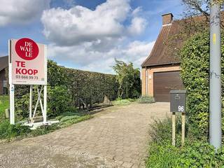 In een rustige omgeving in Wuustwezel, nabij het centrum, vinden we deze instapklare woning. Dit huis werd gebouwd in 1987 en door de jaren heen steeds netjes onderhouden en opgefrist en is zodoende in prima onderhouden staat. Winkels, scholen en openbaar vervoer liggen op korte afstand, doch geniet je van alle rust in een groene omgeving.<br /><br />Indeling als volgt:<br /><br />GELIJKVLOERS<br />- Inkomhal met gastentoilet. Eveneens doorgang naar de inpandige garage met automatische poort.<br />- Gezellig warme en lichtrijke leefruimte, ingedeeld in een eet- en zithoek.<br />- Keuken voorzien van een inductiekookplaat, dubbele spoelbak, koelkast, oven, vaatwasser en voldoende opbergruimte, met een mooi uitzicht op de tuin.<br />- Handige berging/wasplaats met doorgang naar de tuin (achterdeur).<br /><br />EERSTE VERDIEPING:<br />- Drie zeer ruime & volwaardige slaapkamers.<br />- Badkamer met een douche, ligbad, toilet en een dubbele lavabo met bijpassend meubel.<br /><br />ZOLDERRUIMTE:<br />- Zolderruimte die perfect kan dienen als bureau, én een extra ruimte die uitermate geschikt is als vierde slaapkamer, dressing, hobbykamer, ....<br /><br />KELDER:<br />- Bruikbare (droge!) kelder, ideaal als extra opslagruimte.<br />- Kruipruimte aanwezig.<br /><br />Belangrijk & zeker de moeite om extra te vermelden:<br />Deze open bebouwing is gelegen op een ruim stuk grond, met een zeer rustige en groene tuin achteraan. <br /><br />Bijzonderheden:<br />- Perceeloppervlakte: 707 m²<br />- Bewoonbare oppervlakte: ca. 250 m² volgens EPC<br />- Bouwjaar 1987 (over de jaren netjes onderhouden en opgefrist)<br />- gunstig EPC-label B (215 kWh/m²/jaar)<br />- Elektriciteit conform gekeurd en asbestveilig!<br />- Dubbele beglazing en verwarming via radiatoren op aardgas.<br /><br />Interesse om deze verzorgde woning nabij het centrum te bezichtigen?<br />Vraag je bezoek aan via ons kantoor of bel naar 03/369.42.50.<br /><br />(ver-)Kopen of (ver-)huren in de Noorderkempen?<br />Met vragen kan u altijd bij ons terecht!<br />Dewaele Vastgoed<br /><br />De eigendom wordt aangeboden via de Power-sale formule. Van 14/10/2026 om 14:00 tot 19/10/2026 om 16:00 kan u het huis op afspraak komen bezichtigen en een bod uitbrengen. De vermelde prijs is een instelprijs. Voor meer info, gelieve contact op te nemen met de dossierverantwoordelijke.<br /><br />Bestuursmaatregelen in het maatregelenregister: nee