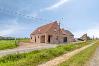 <span><span>In de Zuid-Torhoutstraat te Houthulst bieden wij u deze kwalitatieve nieuwbouwwoning aan, gelegen in een rustige en landelijke omgeving. Hier geniet u dagelijks van de rust, de <strong>open zichten en het groene karakter van de Westhoek</strong>, terwijl voorzieningen en verbindingswegen zich op korte afstand bevinden.<br /><br />Deze moderne woning werd ontworpen met oog voor comfort, ruimte en energiezuinigheid. De <strong>grote raampartijen</strong> zorgen voor een aangename lichtinval en creëren een lichtrijke leefruimte waar het heerlijk vertoeven is. Aansluitend bevindt zich de <strong>zuidwestgerichte tuin</strong>, waar u optimaal kunt genieten van de namiddag- en avondzon.<br />De villa werd gebouwd met duurzame &amp; kwaliteitsvolle materialen met hoge graad van afwerking.</span></span><br /><br /><span><span>De woning beschikt over <strong>vier slaapkamers</strong> en biedt daarmee voldoende ruimte voor gezinnen, thuiswerkers of wie graag extra kamers ter beschikking heeft. Daarnaast zijn er <strong>twee praktische bergingen</strong> voorzien, waarvan <strong>één op het gelijkvloers en één op de verdieping</strong>, evenals een afzonderlijke technische ruimte.<br />Op vlak van binnenklimaat en comfort werd gekozen voor <strong>vloerverwarming</strong>, een regenwatersysteem, ventilatie en <strong>15 zonnepanelen</strong>, wat bijdraagt aan een duurzaam en aangenaam woonklimaat (E-peil 30).<br /><br /><u>Indeling:</u></span></span>
<ul>
	<li><span><span>Gelijkvloers: inkomhal – gastentoilet – lichtrijke leef-en eetruimte met open keuken – berging – technische wasruimte - zeer ruime garage</span></span></li>
	<li><span><span>Verdieping: nachthal – 4 slaapkamers – polyvalente ruimte - toilet – berging met technieken - badkamer met douche en ligbad</span></span></li>
</ul>
<span><span> <u>Troeven:</u></span></span>

<ul>
	<li><span><span>Landelijke ligging;</span></span></li>
	<li><span><span>Rustige en groene omgeving;</span></span></li>
	<li><span><span>4 slaapkamers;</span></span></li>
	<li><span><span>Zuidwestgerichte tuin;</span></span></li>
	<li><span><span><strong>Vloerverwarming</strong>;</span></span></li>
	<li><span><span>Regenwater;</span></span></li>
	<li><span><span><strong>15 zonnepanelen</strong>;</span></span></li>
	<li><span><span>Veel berging;</span></span></li>
	<li><span><span>Nieuwbouwwoning met hedendaags wooncomfort.</span></span></li>
</ul>
<span><span> Hebben we uw interesse gewekt? Wenst u meer info of een bezoek ter plaatse? Aarzel dan niet en contacteer ons kantoor op het nummer 051 50 11 51 of mail naar info@diksimmo.be.</span></span>