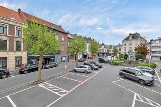 <p>Voor meer info of een bezoek, bel 054 69 39 39 - Wat een verborgen parel op een wel héél centrale ligging! Op het <strong>Stationsplein van Geraardsbergen</strong>, met <strong>enorme dagelijkse passage van duizenden mensen en uitgebreide parkeergelegenheid voor de deur</strong>, vinden we dit voormalig bankkantoor met een <strong>totale bebouwde oppervlakte van net geen 400 m²</strong>. Een unieke opportuniteit voor wie op zoek is naar een <strong>strategisch gelegen en instapklaar handelspand</strong>. De volledige verbouwing en inrichting dateren van 2019, waardoor het pand zich in <strong>uitstekende staat</strong> bevindt en onmiddellijk bruikbaar is. Dankzij de visibiliteit en locatie is dit pand perfect geschikt voor een <strong>verzekeringskantoor, vastgoedkantoor, boekhouder, coworkingruimte</strong> of andere commerciële invulling. Gezien de ligging ook zeer geschikt voor horecadoeleinden doch hier zijn de nodige aanpassingen vereist. Voor de slimme investeerder: een beëdigd landmeter schatte het potentiële <strong>huurrendement op +/- €3.500/maand</strong>. <strong>Indeling: ontvangstbalie</strong>, verschillende volledig ingerichte kantoren, een binnenkoer, aparte toiletten voor hem en haar, een <strong>bedrijfskeuken</strong> en een ruime <strong>opslagruimte of polyvalente vergaderruimte</strong>. <strong>Technische troeven: </strong>Conforme elektrische installatie - Verwarming via warmtepomp met elektrische bijverwarming - Volledig ventilatiesysteem aanwezig - Alle binnenmuren geïsoleerd - Kwalitatief aluminium buitenschrijnwerk - Overname van het bestaande meubilair bespreekbaar (apart overeen te komen). <strong>Kortom:</strong> dit is een <strong>instapklare commerciële toplocatie</strong> op een van de meest zichtbare plaatsen van Geraardsbergen, met een uitstekende bereikbaarheid én een hoog potentieel rendement.</p>