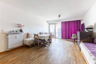 Droomt u van een appartement dat u helemaal naar uw eigen smaak kan vormgeven?<br />Dan zal dit te moderniseren appartement op de 6de verdieping van een verzorgd gebouw u zeker aanspreken.<br /><br />Indeling<br />Bij het betreden van de centrale inkomhal wordt u verwelkomd in een ruime, lichtrijke woonkamer waar het daglicht vrij spel heeft. Aansluitend vindt u de keuken die samen met de woonkamer toegang biedt tot een westgericht terras: de perfecte plek om de dag af te sluiten met de avondzon op uw gezicht.<br />Centraal in het appartement bevinden zich de badkamer met ligbad en een apart toilet. Aan de rustige achterzijde liggen twee comfortabele slaapkamers.<br /><br />Ligging<br />De ligging is een echte troef. Voor de deur stopt tram 5, die u in slechts 20 minuten naar het historisch hart van Antwerpen brengt. Op wandelafstand liggen de groene longen van de stad: de Bremweide, het Ertbruggebos, Park Groot Schijn en het Rivierenhof.<br />Het levendige Wim Saerensplein bevindt zich op een steenworp afstand en biedt u alles wat u nodig heeft!<br /><br />Pluspunten<br />- EPC label B<br />- Elektriciteit CONFORM!<br />- Dakisolatie aanwezig: 120mm PUR<br />- Dubbele beglazing<br />- Goed verzorgd gebouw<br /><br />Klinkt dit appartement als de buitenkans voor u? Bel dan snel naar One vastgoed via 03 360 85 30!