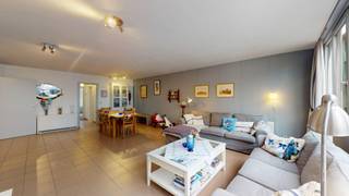 Dit ruime appartement van 110 m² in het centrum van Heist beschikt over drie  slaapkamers en een zeer ruime living. De keuken, die zich naast...