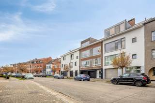 Dit duplex appartement in Hasselt met 2 slaapkamers, tuin en twee terrassen combineert ruimte, licht en flexibiliteit op een centrale ligging...