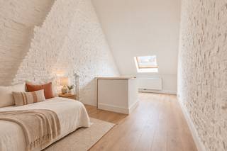 Instapklare, lichtrijke, centraal gelegen woning met 3 slaapkamers en gezellig tuinterras (elektriciteit GOEDGEKEURD, EPC- label B,zonneboiler, airco...)...op een steenworp van de leieboorden. (er werd AI gebruikt- foto's voor en na om de mogelijkheden te tonen. Daarbij werd rekening gehouden werd met de bestaande indeling en vaste elementen).