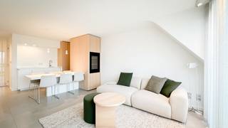 Zeer aangename duplex met 2 ruime slaapkamers, gelegen nabij het Rubensplein in een kleine residentie...Het appartement is gerenoveerd en werd...