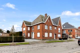 Bent u op zoek naar een woning met een ziel die u volledig naar eigen hand kunt zetten? Deze ruime, op te frissen woning in het charmante...