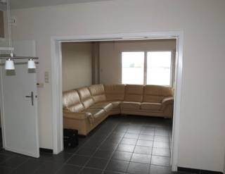 Deze woning is centraal gelegen en heeft een garage en een grote tuin (perceel van ca. 14,5 are)!Het is een driegevelwoning met op het gelijkvloers:...