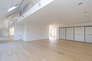 Op een uitstekende ligging bevindt zich deze volledig opgefriste kantoorruimte met zes parkings. De ruimte is bereikbaar via zowel een lift als...