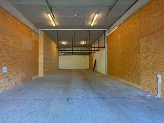 Op een strategische locatie aan de Wiedauwkaai te Gent bieden wij een magazijnruimte van ca. 130 m² aan via een <strong>terbeschikkingstelling</strong>.<br /><br />Deze functionele opslagruimte is ideaal voor bedrijven of zelfstandigen op zoek naar een praktische en vlot toegankelijke locatie nabij het centrum van Gent en belangrijke invalswegen. Het magazijn bevindt zich in een bedrijvige omgeving en is vlot bereikbaar met de wagen.<br /><br /><u><strong>Specificaties:</strong></u>
<ul>
	<li>Oppervlakte: ± 130 m²</li>
	<li>Bestemming: opslag / magazijn</li>
	<li>Bereikbaar via sectionale poort</li>
	<li>Vlot toegankelijk via R40 en R4</li>
	<li>Basisvoorzieningen aanwezig</li>
</ul>
<br />Mogelijkheid tot overnemen van ingebouwd kantoor. (staat niet op de foto's)<br /><br />Beschikbaar 01/01/2027 – bezichtiging mogelijk op afspraak.<br /><br />Voor meer informatie of een vrijblijvend plaatsbezoek, neem contact op met <strong>Simon De goque</strong> via <u><em><strong>+32 473 37 55 50</strong></em></u> of <u><em><strong>simon.dg@kmovastgoed.be</strong></em></u>.