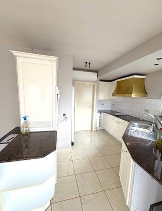 Dit zeer ruim duplex appartement met 3 slaapkamers en terras is gelegen in het rustige en groene Outrijve, een deelgemeente van Avelgem. Dankzij...