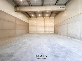 Het recent ontwikkelde bedrijventerrein Portis bestaat uit 49 moderne KMO-units, met oppervlaktes van 164 m² tot 1.183 m². Deze units vormen een ideale uitvalsbasis voor lokale ondernemingen, start-ups en kleinschalige KMO’s.<br /><br />Gebouwd met hoogwaardige en milieuvriendelijke materialen, voldoen de units aan de strengste kwaliteits- en duurzaamheidsnormen. Ze zijn bovendien aantrekkelijk als investeringsobject, dankzij het potentieel voor een stabiel en interessant rendement van 3,3%!<br /><br />De units worden casco opgeleverd, wat de nieuwe eigenaar volledige vrijheid biedt om de inrichting af te stemmen op de eigen noden en activiteiten. Elke unit is standaard uitgerust met: individuele regenwaterput van 10.000l - sanitaire ruimte - lichtarmaturen - geïsoleerde sectionaalpoort (4,5m B op 4,8m H) met aparte toegangsdeur - min. 2 parkeerplaatsen - brievenbus. Mogelijkheid tot het installeren van zonnepanelen bovenop de unit. <br /><br />Troeven: <br />- Strategische ligging ~ AA-locatie met uitstekende bereikbaarheid<br />- Ruime manoeuvreerruimtes voor vrachtwagens en opleggers <br />- Instapklare entiteiten<br />- Duurzame wegenis in betonverharding (geen asfalt)<br />- Ruime laad- en loszones <br />- Voldoende parkeergelegenheid <br />- Vrije hoogte van 6m<br /><br />Voor verdere informatie of vrijblijvend bezoek contacteer Céline op 0476 60 60 23 of mail naar celine@immax.be