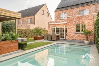 Deze prachtige woning in landelijke stijl is zeer rustig gelegen in een mooie woonwijk (doodlopende straat) op de rand van Lokeren, en vlot bereikbaar. Via een mooie inkomhal (met gastentoilet) kom je tot in de heel aangename leefruimte, waar de vele raampartijen zorgen voor een mooie lichtinval. De halfopen keuken is voorzien van alle moderne kookcomfort van hoogwaardige kwaliteit, en vanuit beide plekken heb je een heel sterk contact met de tuin en het terras. Hier niet genieten van het buitenleven is bijna onmogelijk : je beschikt naast een ruim terras ook over een gezellige lounge én een zwembad ! De volledig afgesloten tuin kan bovendien via de zijkant van de woning bereikt worden. Net naast de keuken is er voorzien in een handige wasplaats/berging, en zo kom je tenslotte tot in de inpandige garage. Op de eerste verdieping vinden we drie mooie slaapkamers en een heel stijlvolle badkamer met ligbad en riante inloopdouche. De zolderverdieping huisvest een vierde heel grote slaapkamer en een extra bergruimte. Je voorziet in je eigen energie met de 26 zonnepanelen.Inschrijven via mail naar stefan@immo-home.be, geen telefonische inschrijvingen! Volg ons op Fb en Insta. Voor meer info: www.immo-home.be. GRATIS SCHATTING & GRATIS FINANCIEEL ADVIES