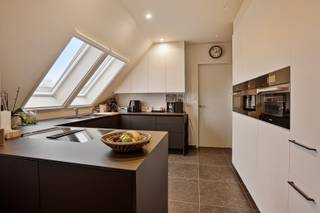 Kwalitatief en ruim appartement in een kleinschalige en statige residentie. Dit appartement omvat de volledige tweede verdieping van dit gebouw en...
