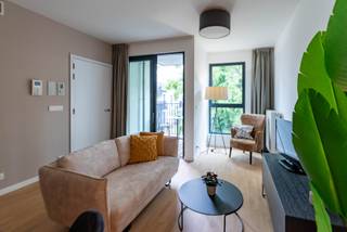 Op zoek naar een stijlvolle assistentiewoning waar u zelfstandig woont, maar toch geniet van comfort, veiligheid en een rijk sociaal leven? Welkom in Residentie Arthur in Antwerpen.<br />Deze ruime en lichtrijke assistentiewoning biedt alle comfort om zorgeloos te genieten van elke dag. U beschikt over een volledig uitgeruste keuken, een badkamer met inloopdouche, een terras.<br />U woont zelfstandig, met de zekerheid dat ondersteuning altijd dichtbij is. Bovendien kunt u deelnemen aan tal van activiteiten. Bewoners genieten onder andere van:<br />Wekelijkse riksjaritten en culturele uitstappen.<br />Gezellige ontmoetingen in de cafetaria en op het zonnige terras.<br />Fitnessruimte, hobbyactiviteiten en tal van sociale evenementen.<br />Kapsalon en diverse welzijnsdiensten in huis.<br />Een extra troef is de uitstekende ligging. Een supermarkt bevindt zich letterlijk om de hoek, waardoor dagelijkse boodschappen altijd eenvoudig zijn. Geen zin om te koken? In het gebouw bevindt zich een restaurant waar u dagelijks kunt genieten van verse maaltijden, en er is eveneens de mogelijkheid om gebruik te maken van een maaltijdservice.<br /><br />Dankzij aangepaste voorzieningen, domotica en de nabijheid van professionele zorg geniet u van maximale gemoedsrust, terwijl u uw zelfstandigheid behoudt.<br />Dit combineert het beste van twee werelden: de vrijheid van een eigen appartement en de gezelligheid en ondersteuning van een warme leefomgeving.<br />Interesse? Contacteer ons vrijblijvend voor meer informatie of een bezoek ter plaatse.