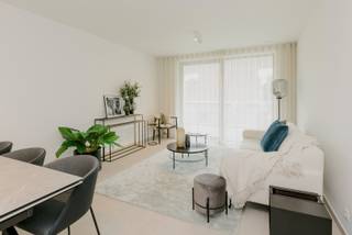 Ontdek het gloednieuwe modelappartement in residentie Hertog van Brabant!<br />Deze stijlvolle residentie, gelegen in het centrum van het dorp, heeft nog een gevarieerd aanbod van 2-slaapkamerappartementen:<br /><br />- gelegen in het centrum van het pittoreske dorp Tiegem<br />- in detail afgewerkt met hoogwaardige materialen<br />- volledig geschilderd en instapklaar!<br />- grote terrassen<br />- oppervlaktes vanaf 89 m²<br />- uitgerust met vloerverwarming en ventilatiesysteem D<br />- grote ramen zorgen voor veel natuurlijke lichtinval<br />- aangelegde tuinen<br />- parkeerplaatsen, garageboxen en een fietsenberging via de achterliggende straat<br />- private bergingen<br />- voor investeerders: vlot verhuurbaar, onmiddellijk rendement<br />- koop tot eind juni 2025 nog aan 6% btw i.p.v. 21%! Dat betekent al snel een besparing van tot wel €40.000!<br /><br />Meer info op www.hertogvanbrabanttiegem.be<br />Eerder op zoek naar een woning in Tiegem? Ontdek hier 6 gloednieuwe duurzame woningen: https://www.eribo.be/te-koop/project/hertog-van-brabant-fase-2-tiegem-7549626<br /><br />Verkoop met 6% btw is mogelijk (onder voorwaarden).