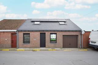 <span><span>Deze aangename woning is rustig gelegen in <strong>Koekelare </strong>en biedt een mooi evenwicht tussen comfort en landelijke charme.<br /><br />Bij het binnenkomen kom je in de inkomhal die toegang geeft tot de lichtrijke <strong>woonkamer </strong>met open <strong>keuken</strong>. De open indeling zorgt voor een aangenaam ruimtegevoel en maakt het een fijne plek om te wonen en te ontspannen.<br />Achteraan bevindt zich een <strong>koer </strong>met prachtig landelijk uitzicht, ideaal om in alle rust van de buitenlucht te genieten. Op het gelijkvloers is er verder een <strong>badkamer </strong>aanwezig.<br /><br />Op de eerste verdieping vind je een nachthal en<strong> twee volwaardige slaapkamers</strong>, perfect geschikt voor een koppel, klein gezin of als extra bureau/hobbyruimte.<br /><br />Daarnaast beschikt de woning over een <strong>garage </strong>en een extra <strong>berging </strong>met aansluiting voor de wasmachine, wat zorgt voor extra praktisch comfort.<br /><br />Een leuke, instapklare woning op een rustige locatie met open zicht op het groen.<br /><br /><u>Troeven:</u></span></span>
<ul>
	<li><span><span>Rustig gelegen;</span></span></li>
	<li><span><span>Garage en berging;</span></span></li>
	<li><span><span>Mooie uitzichten.</span></span></li>
</ul>
<span><span>Onmiddellijk beschikbaar.<br /><br />Contacteer ons voor meer info of een bezoek</span></span>